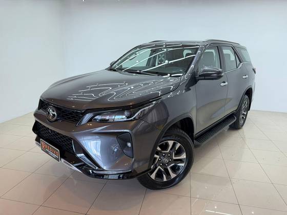 TOYOTA HILUX SW4 2.8 D-4D TURBO DIESEL SRX PLATINUM 7L 4X4 AUTOMÁTICO TOYOTA HILUX SW4 2.8 D-4D TURBO DIESEL SRX PLATINUM 7L 4X4 AUTOMÁTICO